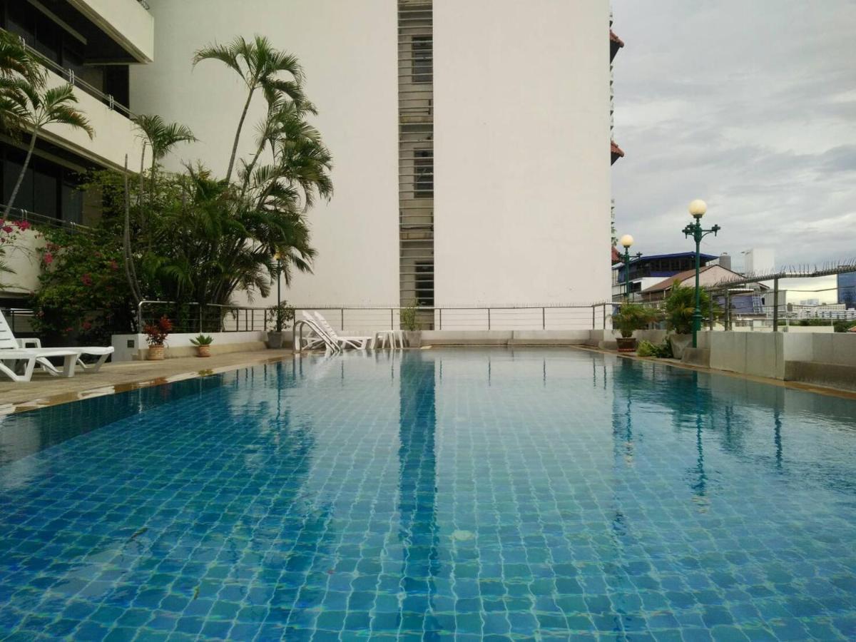 Appartamento Nantiruj Tower - นันทิรุจ ทาวเวอร์ เซอร์วิสอพาร์ทเม้นท์ สุขุมวิท ซอย 8 Bangkok Esterno foto