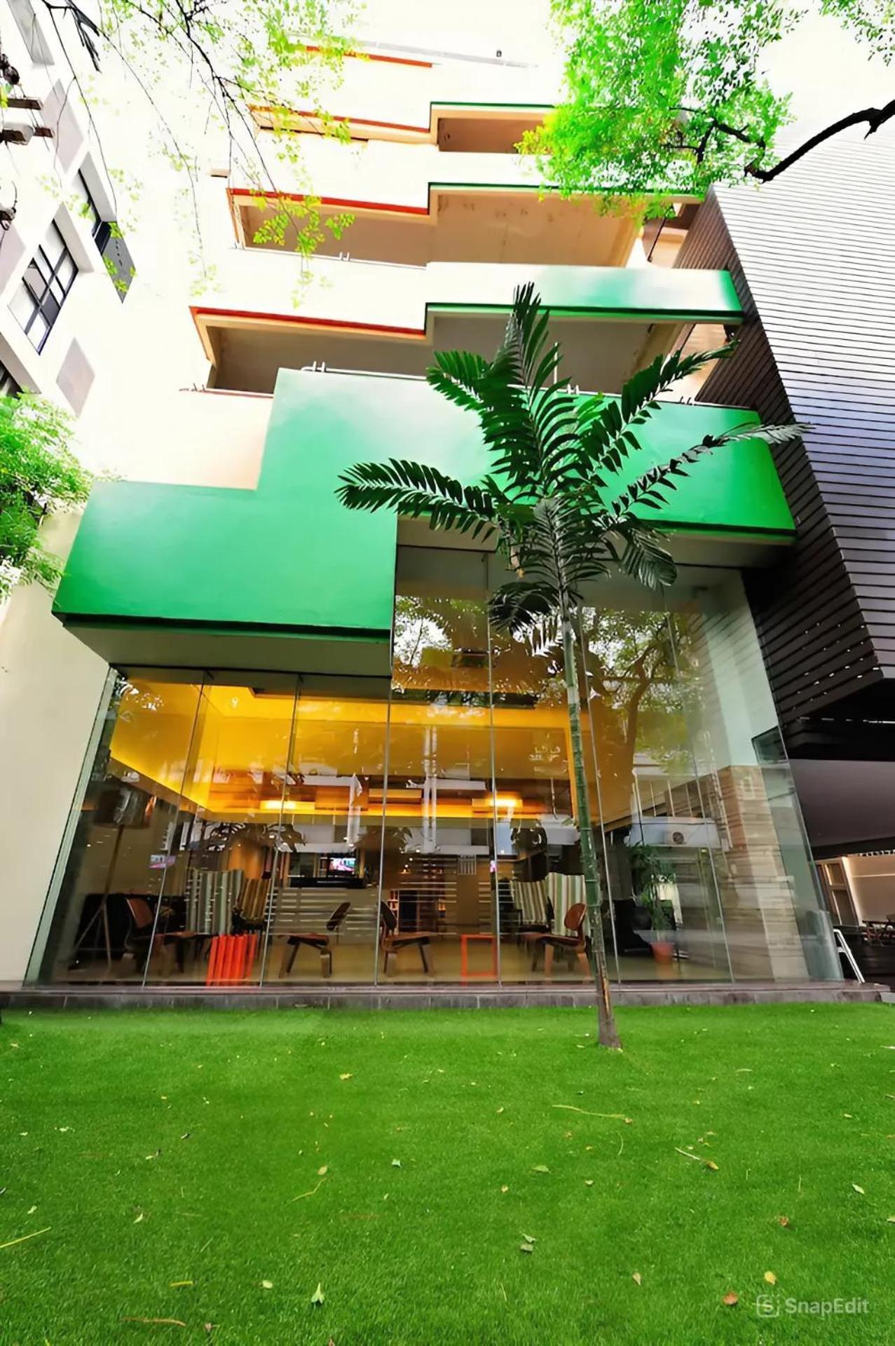 Appartamento Nantiruj Tower - นันทิรุจ ทาวเวอร์ เซอร์วิสอพาร์ทเม้นท์ สุขุมวิท ซอย 8 Bangkok Esterno foto