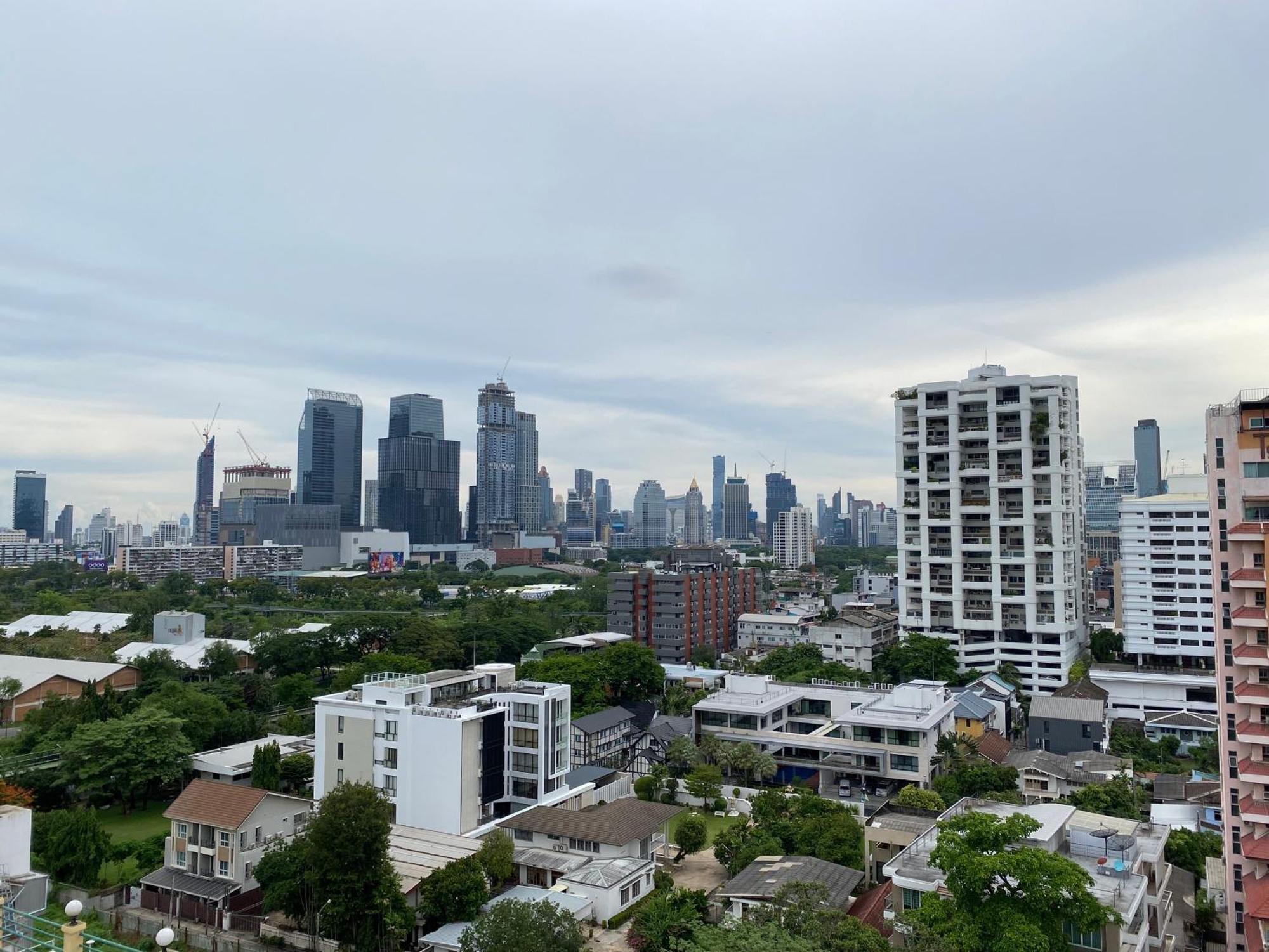 Appartamento Nantiruj Tower - นันทิรุจ ทาวเวอร์ เซอร์วิสอพาร์ทเม้นท์ สุขุมวิท ซอย 8 Bangkok Esterno foto