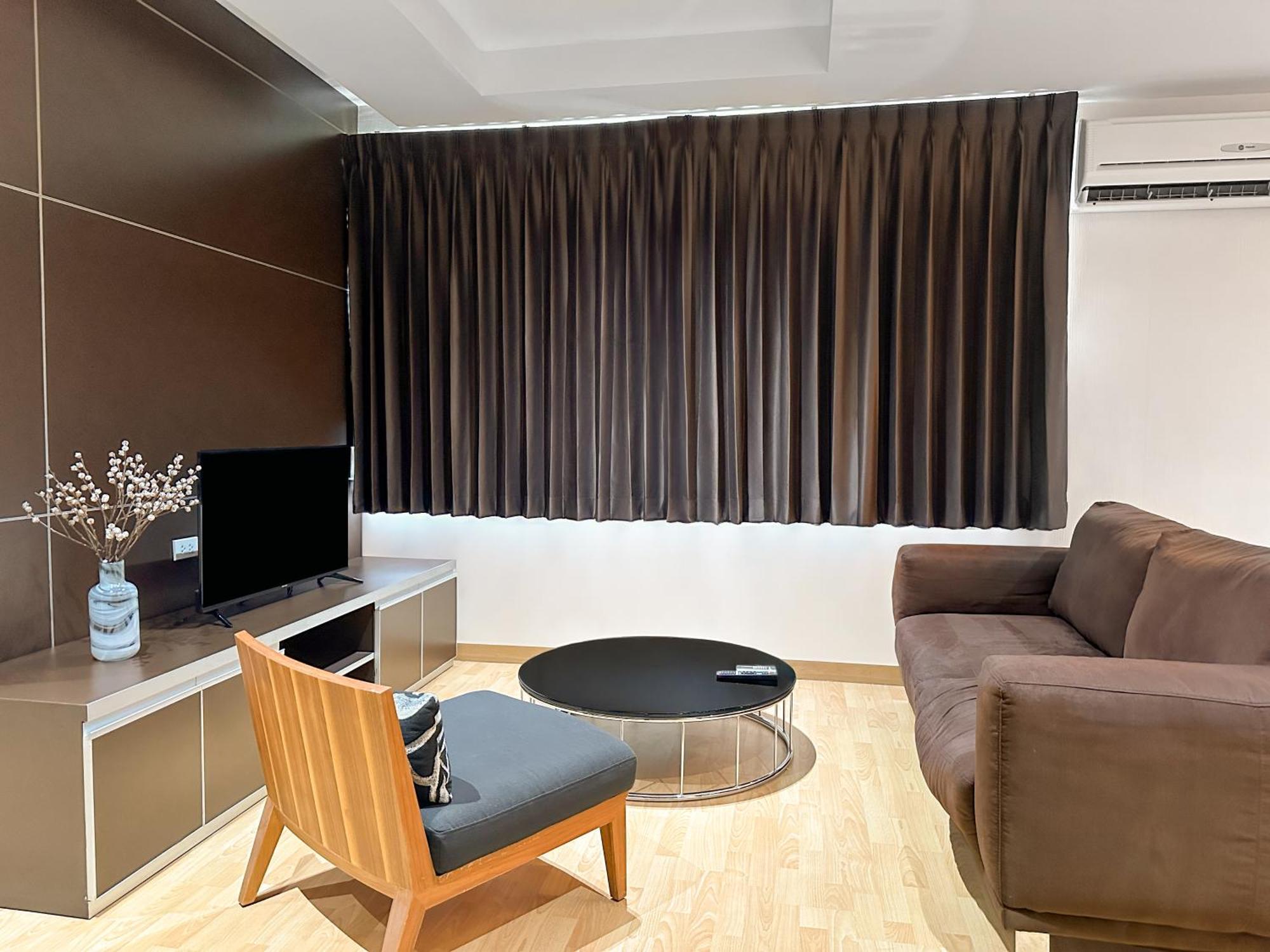 Appartamento Nantiruj Tower - นันทิรุจ ทาวเวอร์ เซอร์วิสอพาร์ทเม้นท์ สุขุมวิท ซอย 8 Bangkok Esterno foto