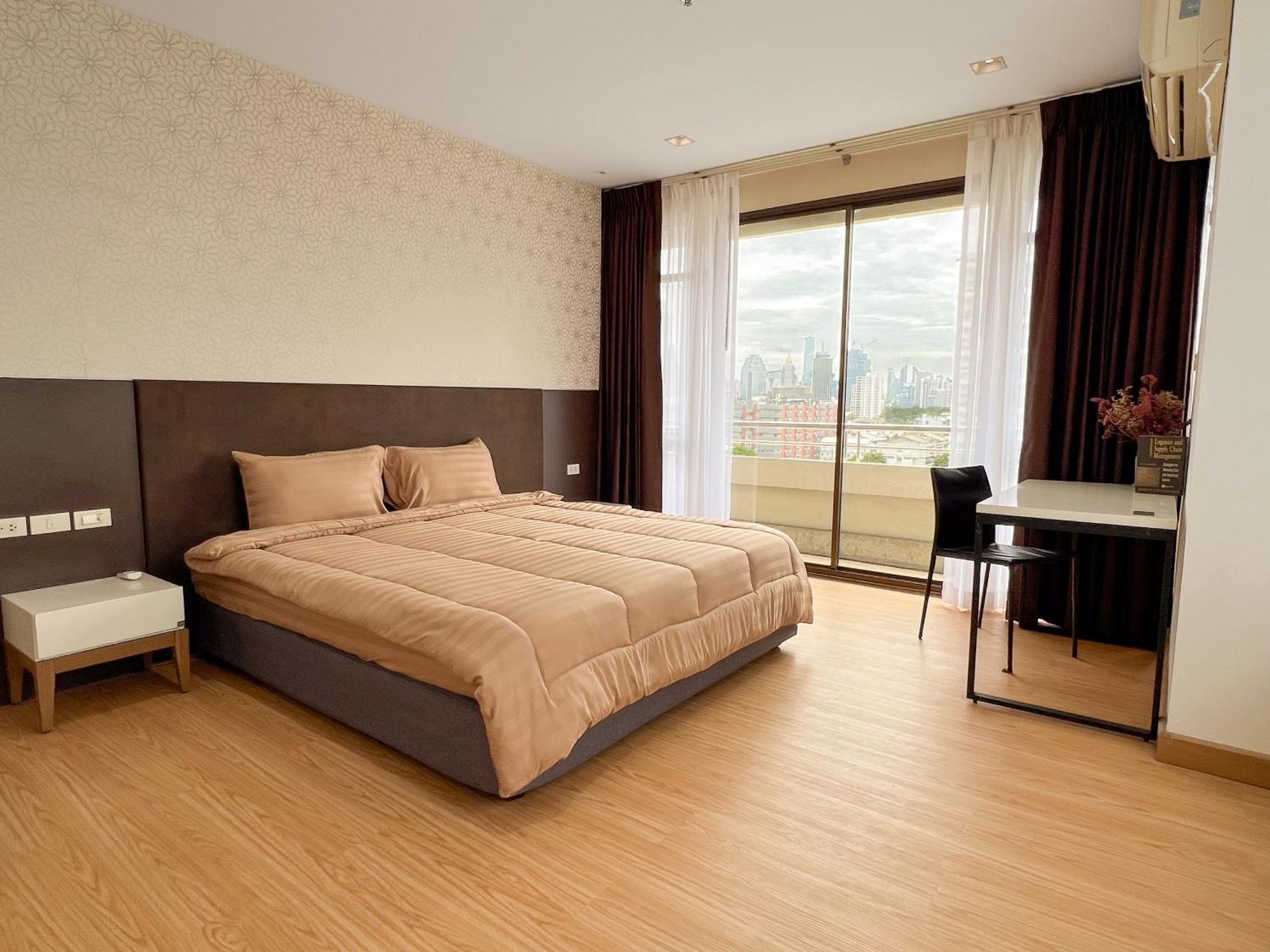 Appartamento Nantiruj Tower - นันทิรุจ ทาวเวอร์ เซอร์วิสอพาร์ทเม้นท์ สุขุมวิท ซอย 8 Bangkok Esterno foto